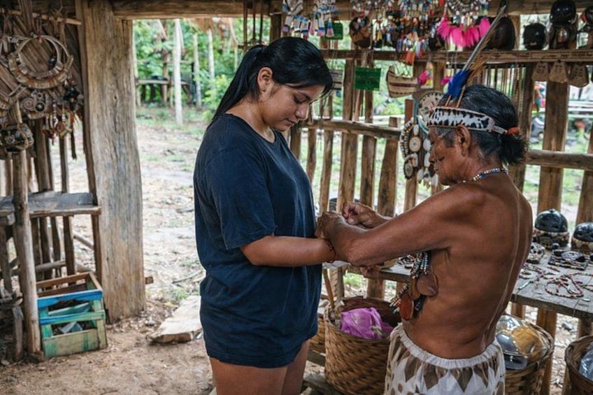 Bora welcome: a hands-on look at craftsmanship and cultural symbols. 4
