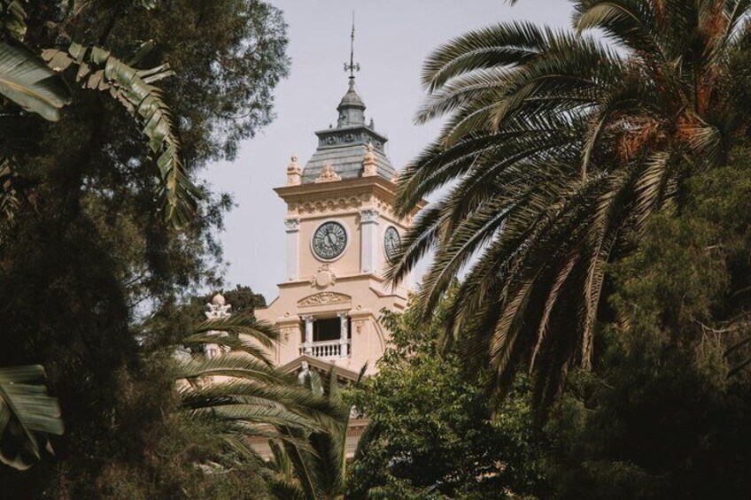 Una torre del reloj rodeada de exuberante vegetación. 3