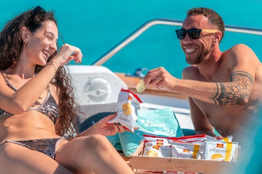 Deux personnes sont à bord d’un bateau, l’une d’elles tient un paquet de nourriture. 3