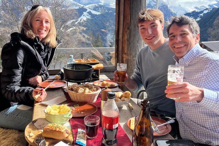 Tres personas cenando al aire libre con vistas a la montaña. 5