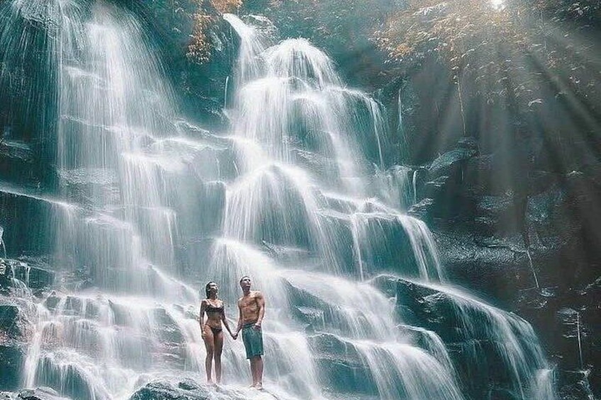 Una cascada con múltiples corrientes, rodeada de zona boscosa. 1