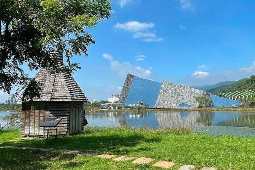 Visit the uniquely designed Lanyang Museum to admire its single-sided mountain architecture and experience Yilan's rich local humanities and ecology. 2