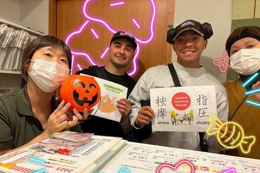 Eine Gruppe von Menschen hält Schilder mit japanischem Text, einen Kürbis und ein Broschüre. 1