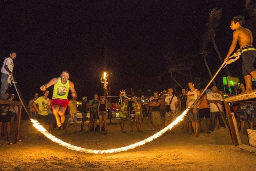 Un événement en plein air qui se déroule la nuit et au cours duquel des personnes pratiquent une activité impliquant une corde. 4