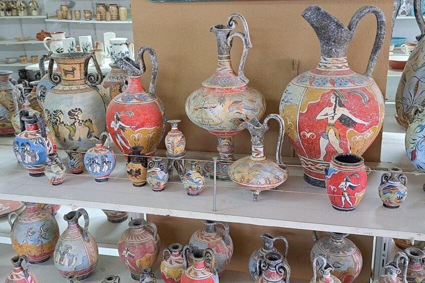 Una selezione di ceramiche in mostra, tra cui vasi e brocche con decorazioni colorate. 2