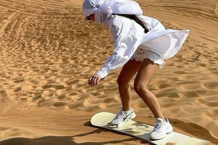 Una persona fa snowboard su una duna sabbiosa. 2