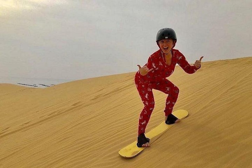 Una persona che fa snowboard su una pendio sabbiosa. 4