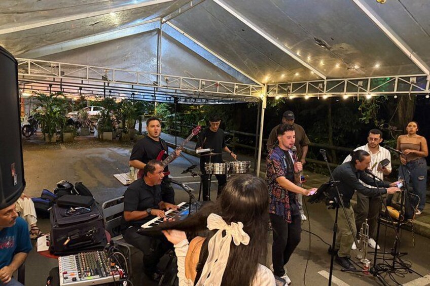 Medellin Salsa Nightlife: Class, Cocktail & Live Music 2