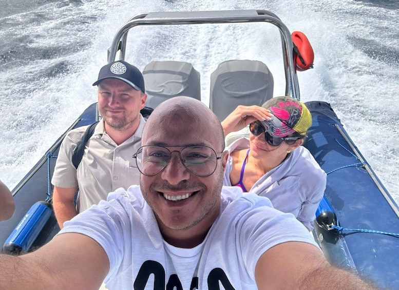 Trois personnes dans un bateau sur une étendue d’eau. 4
