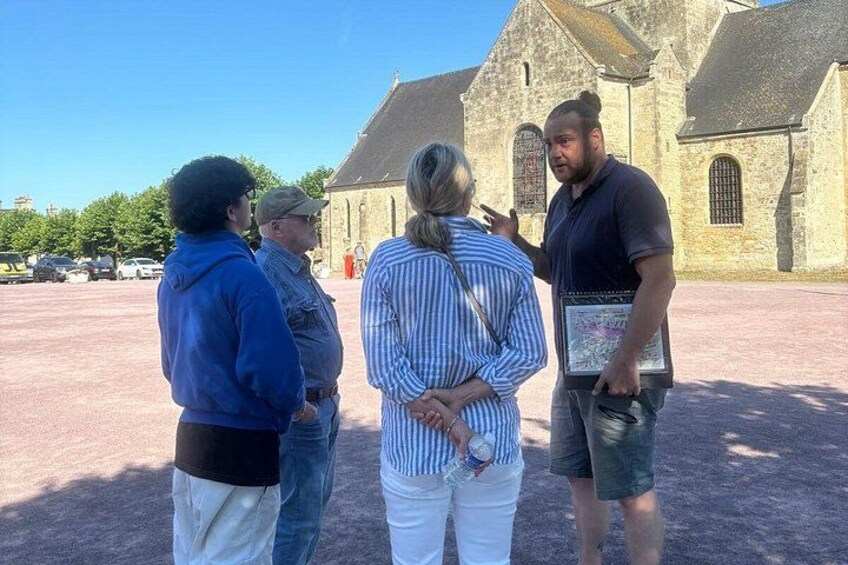 Een groep mensen staat voor een kerk, de hemel is helder. 4