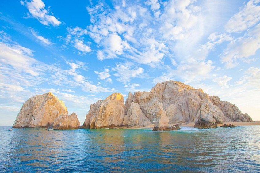 Un paysage côtier caractérisé par trois formations rocheuses imposantes et des eaux bleues et calmes. 4