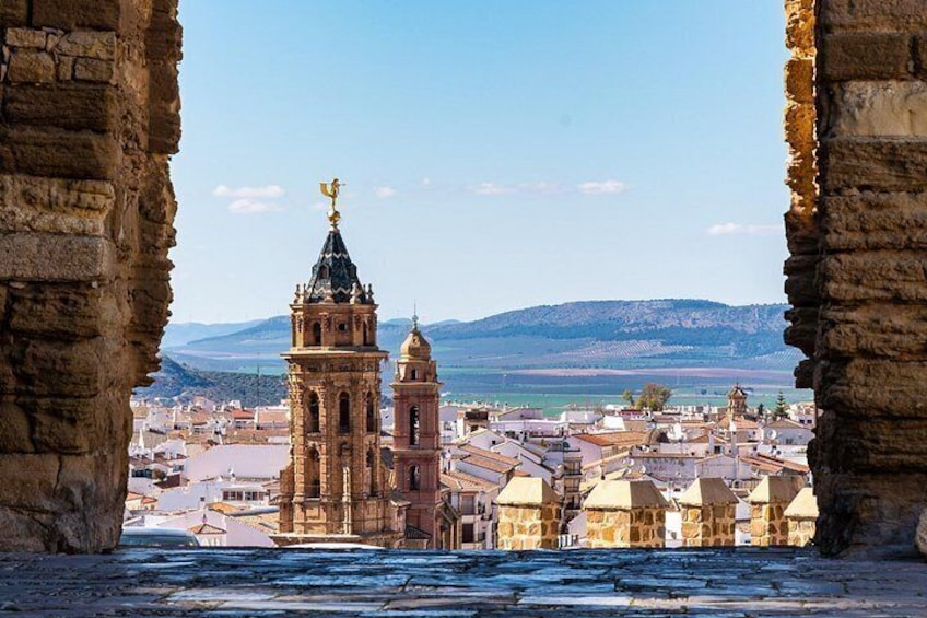 Un pueblo histórico con torres destacadas y vistas del paisaje circundante. 3