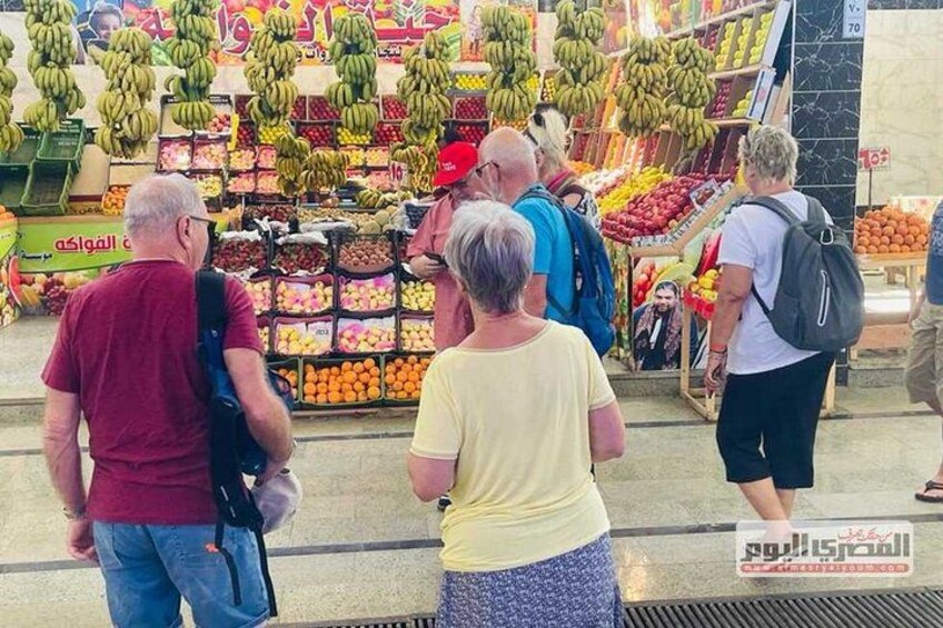 Un mercato di frutta e verdura con una vasta scelta di prodotti esposti. 3