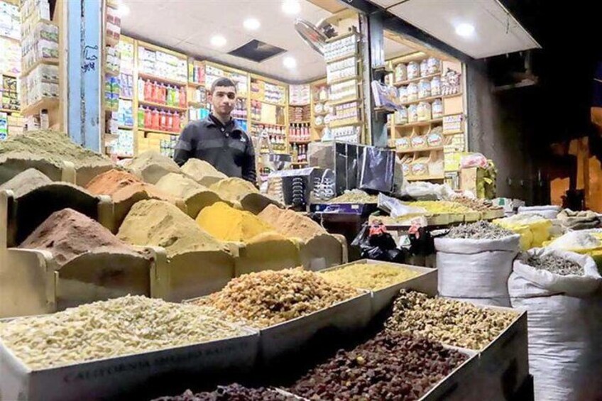 Un mercato di spezie con diverse varietà esposte in contenitori grandi. 2