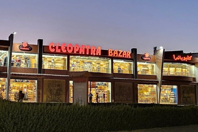Un centro commerciale con un negozio chiamato Cleopatra Bazaar. 5