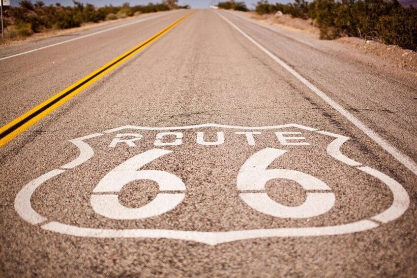Una carretera con la Ruta 66 pintada sobre el asfalto. 3