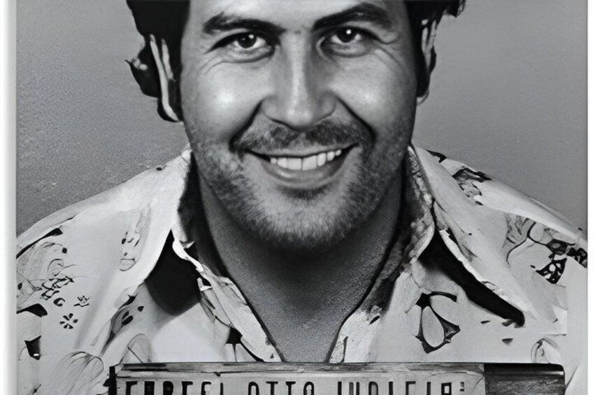 Una persona con una camisa estampada y una etiqueta con el nombre 'FREEDOM OTTO JUDIE'. 5