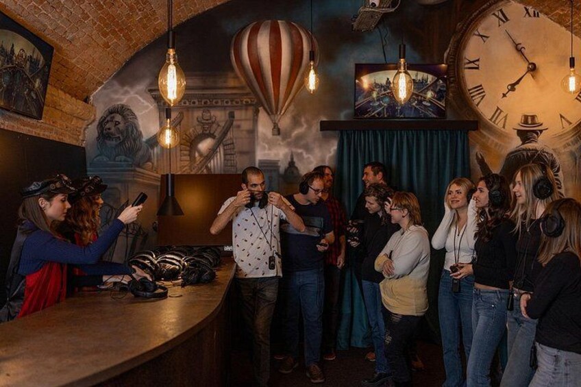 Un grupo de personas en un bar con un reloj y un mural de león en la pared. 1