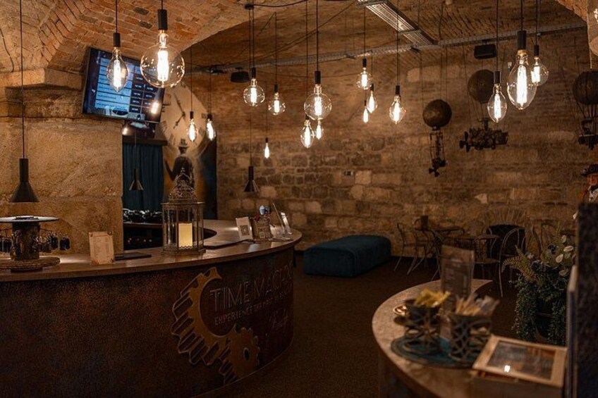 Un interior rústico con paredes de ladrillo visto, lámparas Edison colgantes y una barra. 3