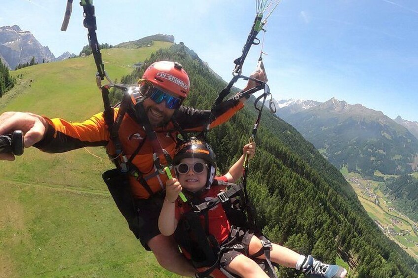 Paragliding Hike & Fly Experience Stubai near Innsbruck 3