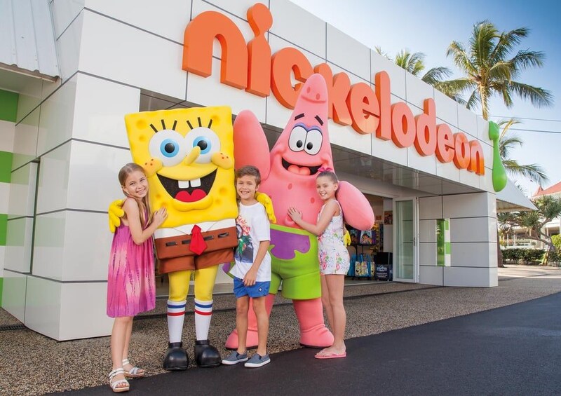 Nickelodeon-yhtiön rakennus, jonka julkisivussa on kuvia Sienimetsän seikkailuista -sarjan päähahmoista, Patrikista ja Svampobista. 4