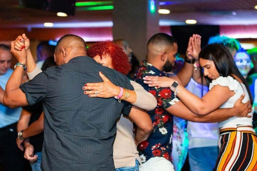 Mensen dansen in een overvolle ruimte. 1