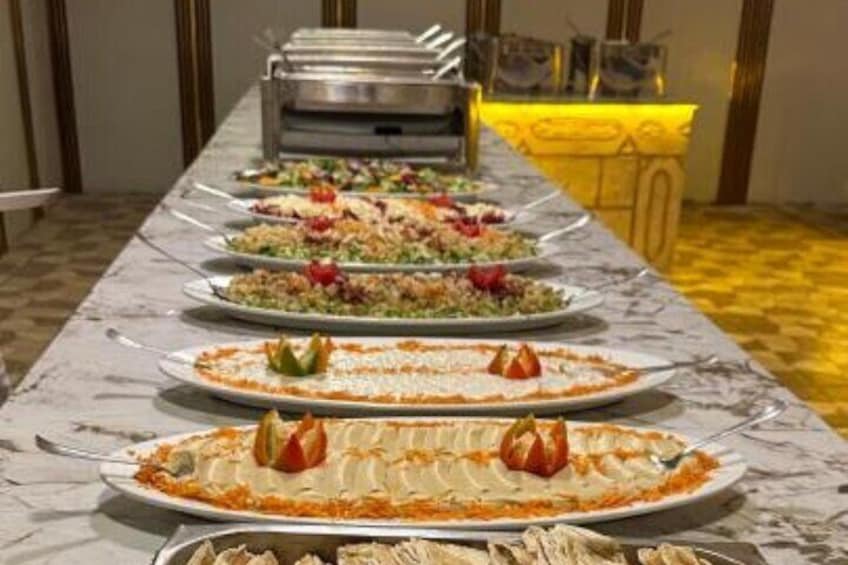 En buffet med flere forskellige retter. 2