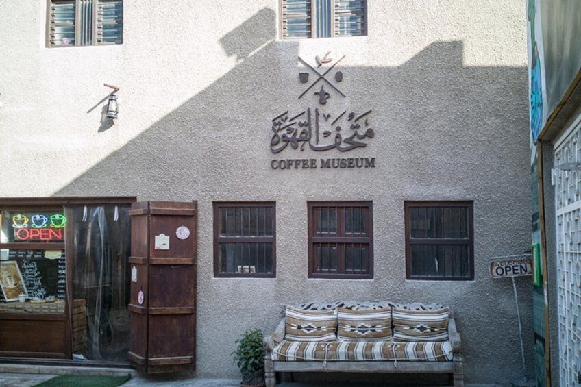 Un bâtiment sur lequel on peut lire l’inscription « Musée du café », avec un banc devant. 3
