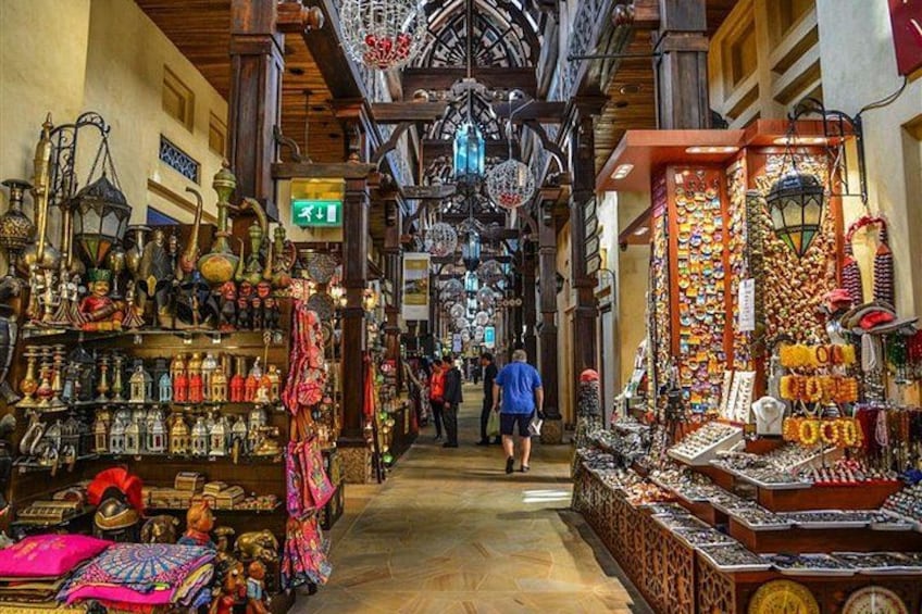 Un marché étroit, avec des étals en bois et des lanternes suspendues. 5