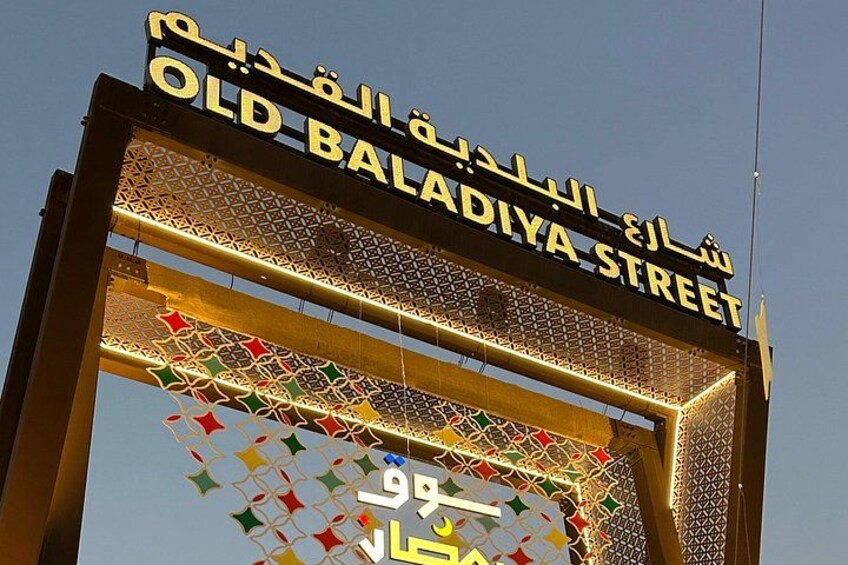 Une enseigne avec du texte en arabe et un motif décoratif. 2
