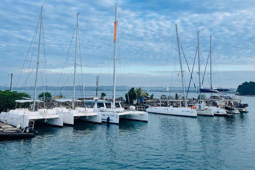 Ein Yachthafen mit mehreren Segelbooten, die dort liegen. 4