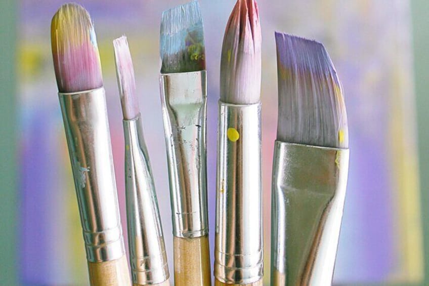 Una serie di pennelli da pittura di diverse misure e colori. 1