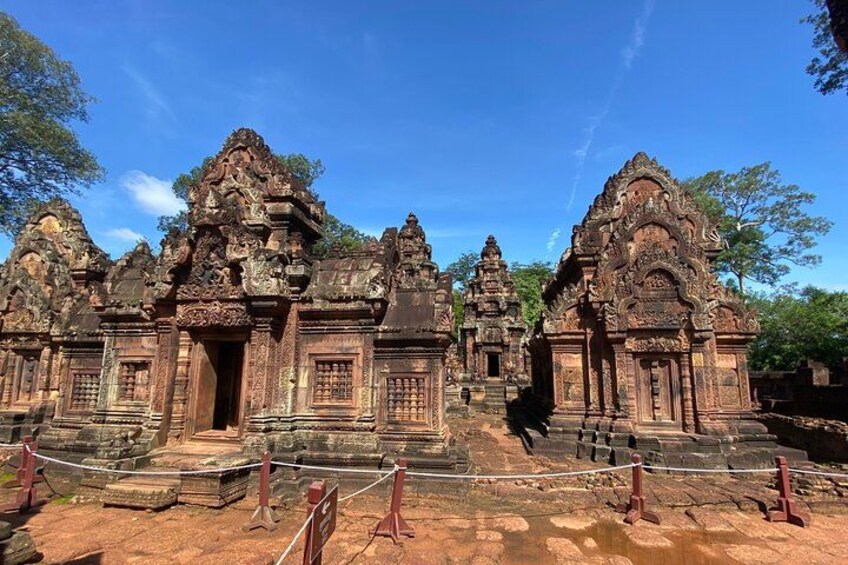 Ein antiker Tempel mit kunstvollen Schnitzereien und mehreren Türmen. 5
