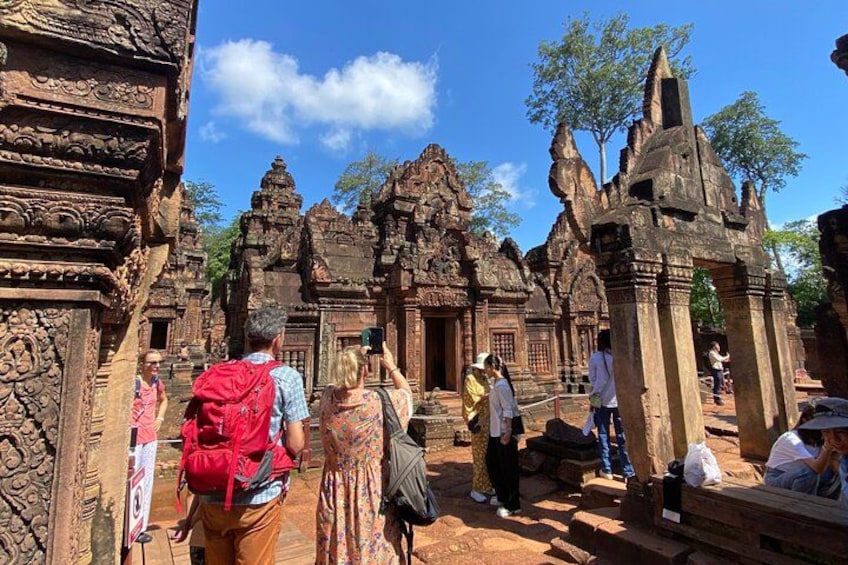 Ein Tempelkomplex mit aufwendigen Schnitzereien und mehreren Gebäuden. 3