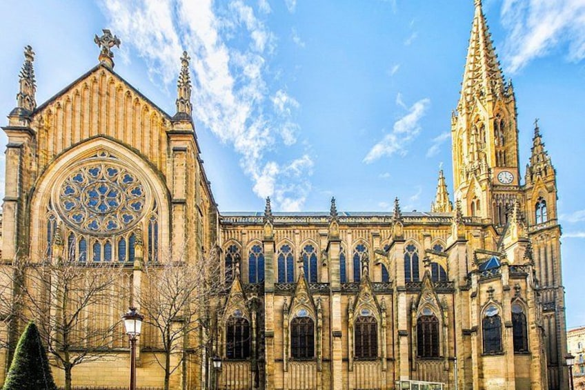 Een grote kathedraal met een opvallend roosvenster en een hoge spits. 5