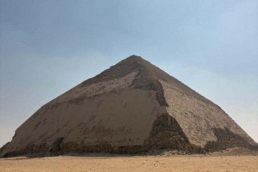 Eine große Pyramide in einer Wüstenlandschaft. 2