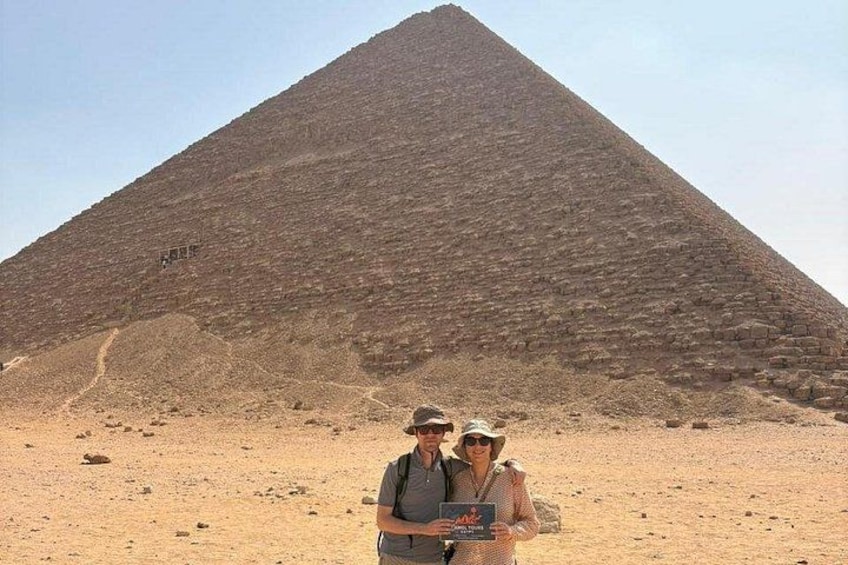 Eine große Pyramide in einer Wüstenlandschaft. 3