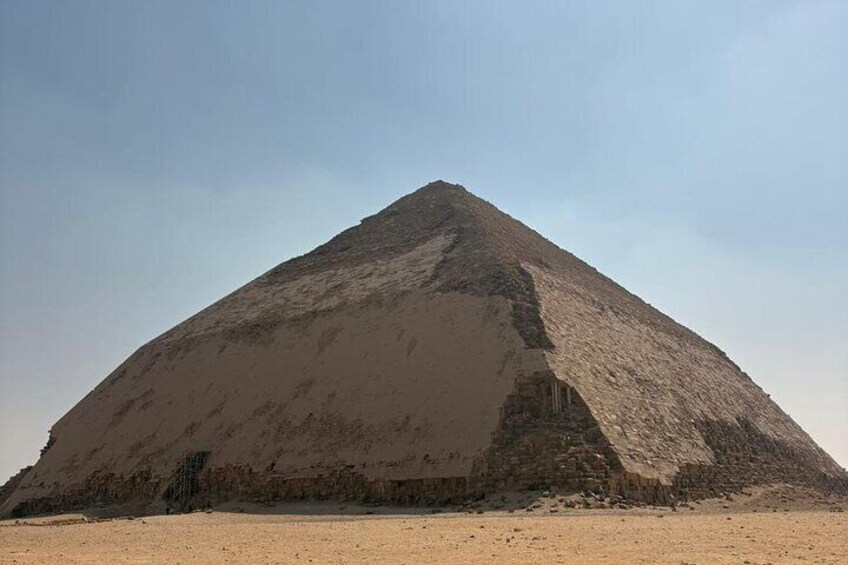 En stor pyramid i ett ökenlandskap. 2