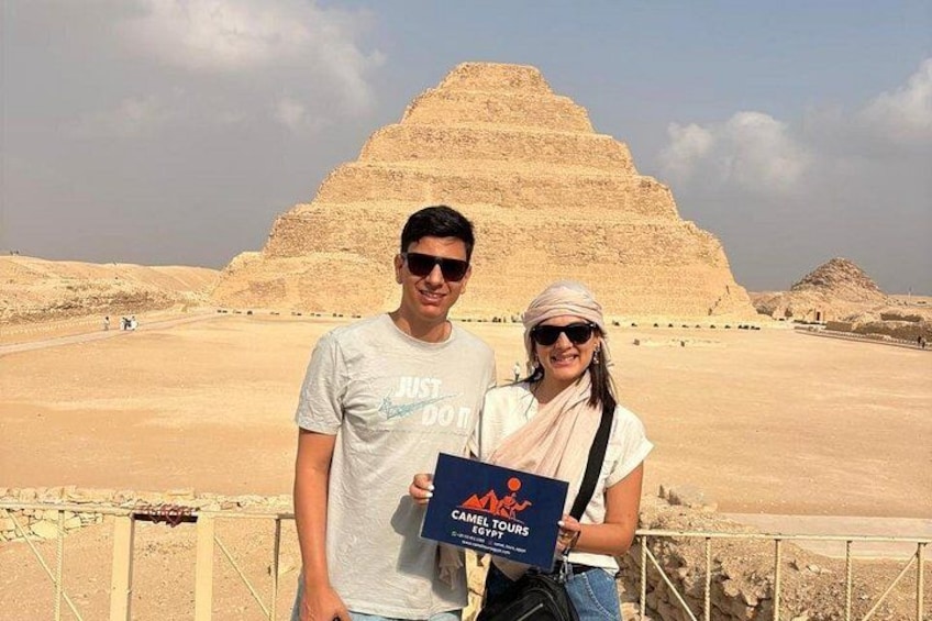 Eine Pyramide im Hintergrund vor blauem Himmel. 1