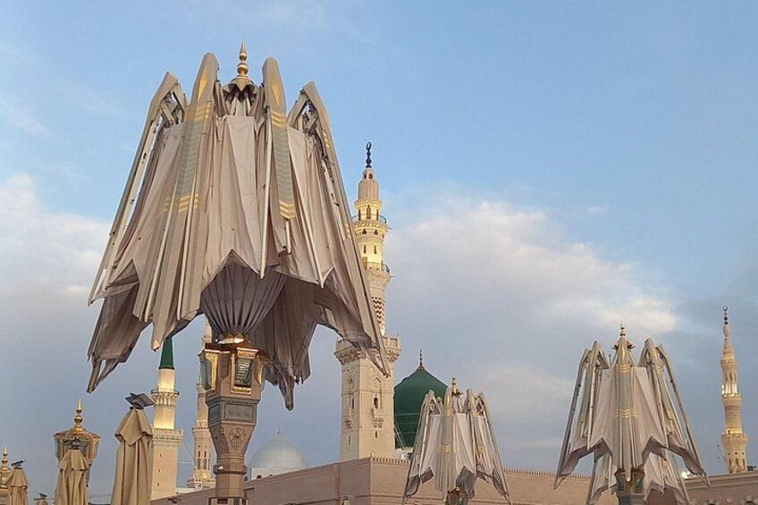 A mosque with a large central dome and minarets. 2