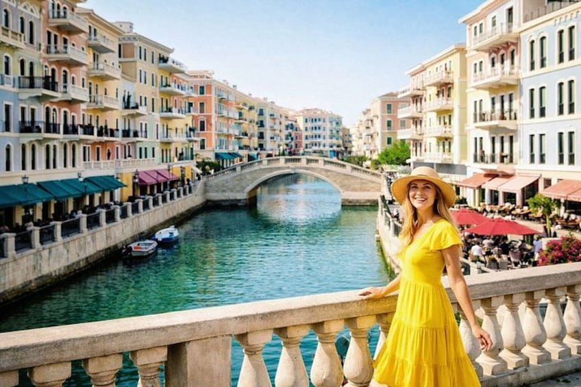 Un canal flanqueado por edificios, un puente y una persona con un vestido amarillo. 3