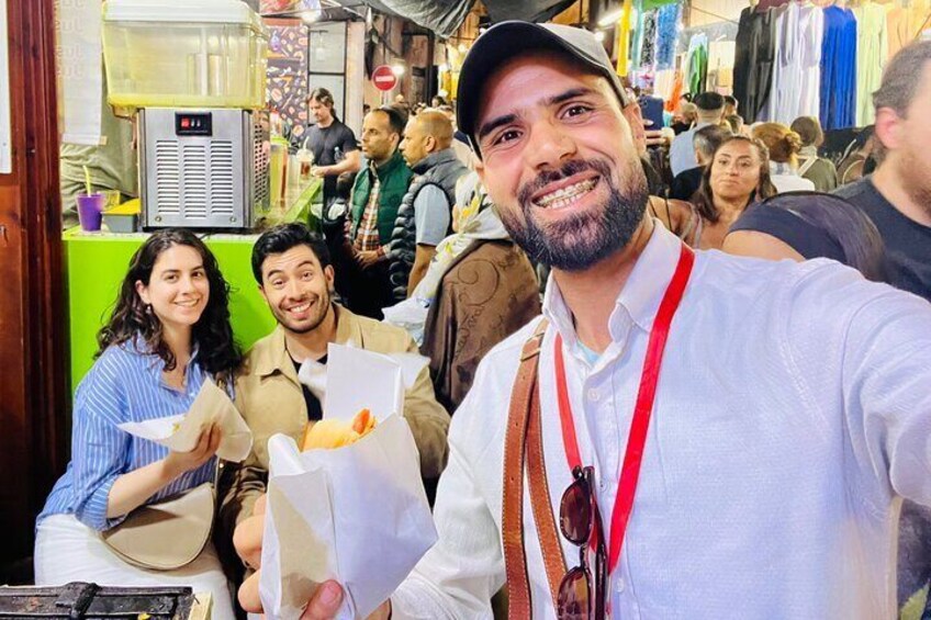 Un marché bondé où les gens tiennent des produits alimentaires à la main. 5