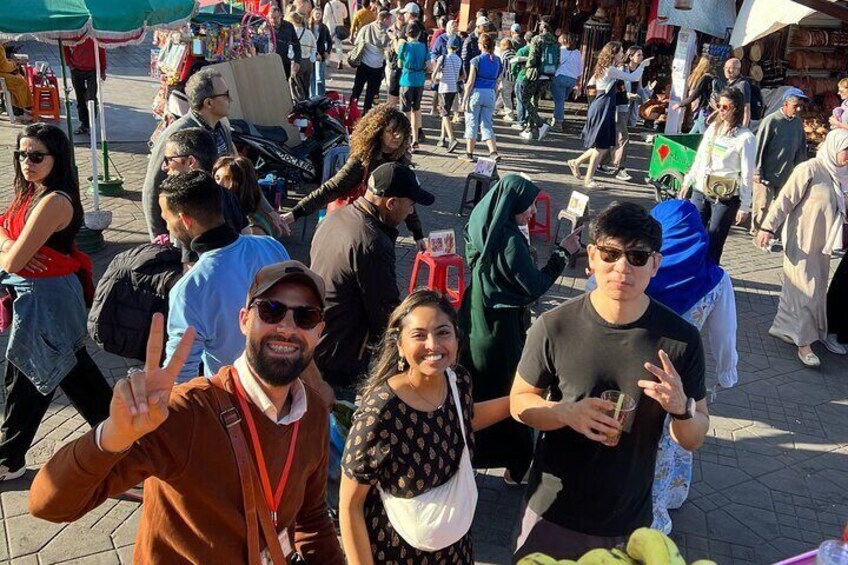 Un marché en plein air très fréquenté, où l’on voit des gens qui se promènent et qui restent debout à discuter. 3