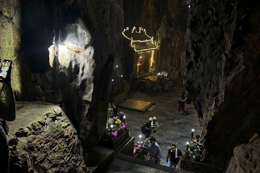 Una grotta con una lanterna cinese tradizionale e una grande formazione di stalattiti. 3