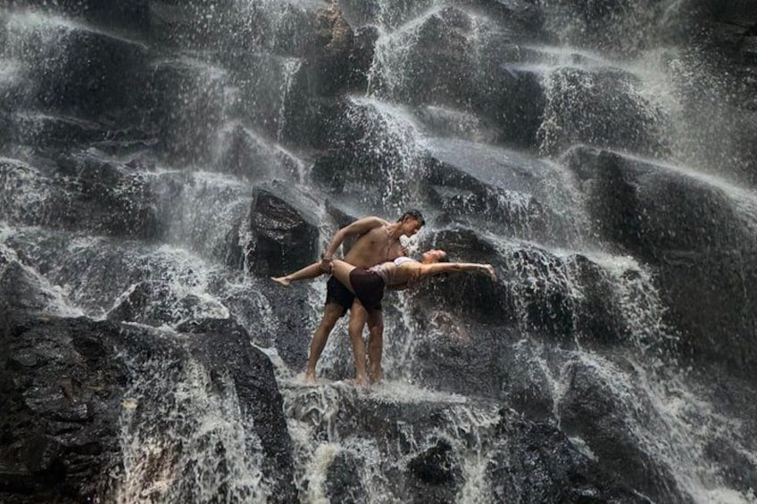 Dos personas realizando acrobacias en una cascada rocosa. 3