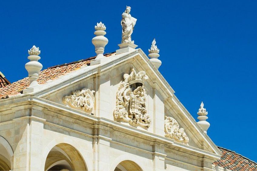 Un edificio con intrincados grabados y techo de tejas. 3
