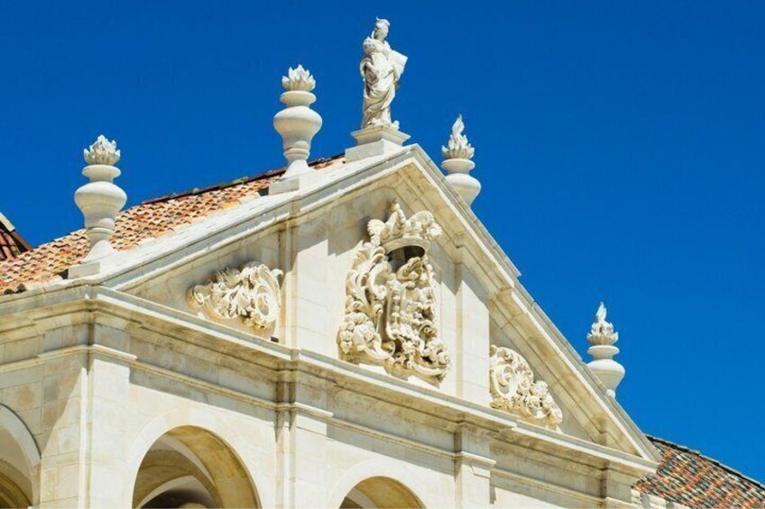Un bâtiment orné de sculptures et doté d’un toit recouvert de tuiles. 3
