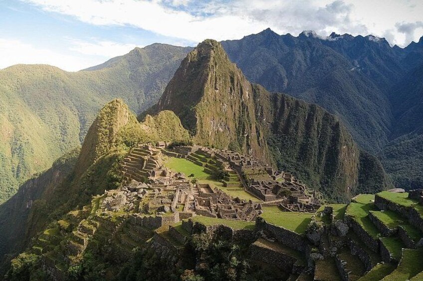Machu Picchu, una antigua ciudad inca con estructuras de piedra y terrazas agrícolas. 4