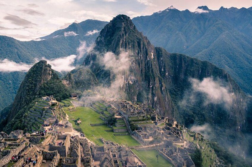 Machu Picchu, una antigua ciudad Inca, con terrazas agrícolas y estructuras de piedra. 3