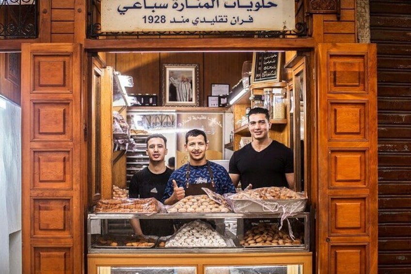 Una tienda con paneles de madera y un letrero en un idioma extranjero. 5